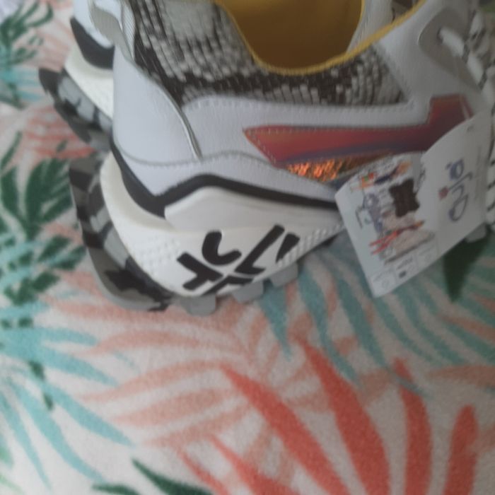 Продам новые красивые кроссовки Guga