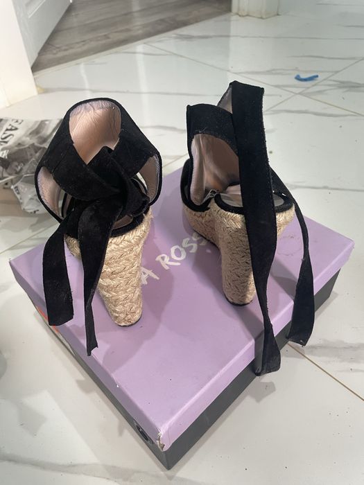 Продам босоножки замшевые