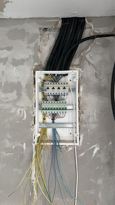 Electrician execut instalatii electrice