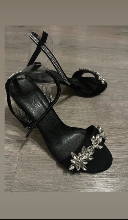 Sandale cu toc transparent