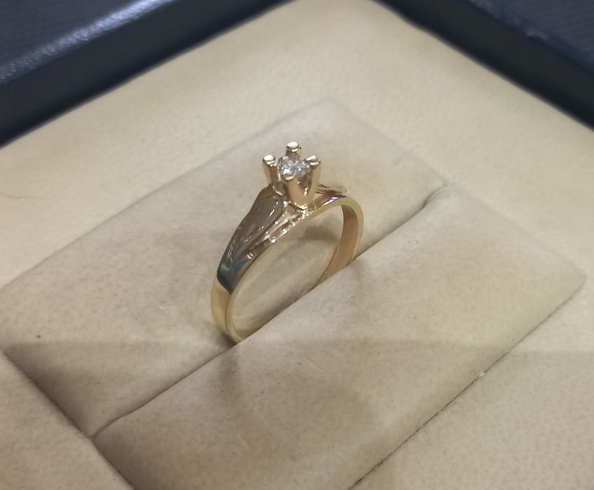 Золотое кольцо с бриллиантом.