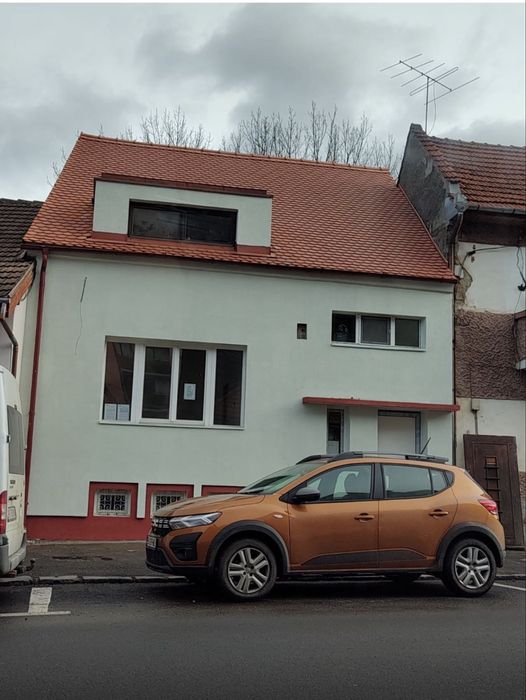 Clădire premium renovată 2025 – 8 cabinete, teren propriu, zona centrală Brașov