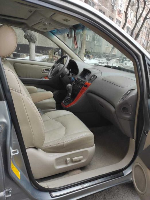 автомобиль Лексус RX300