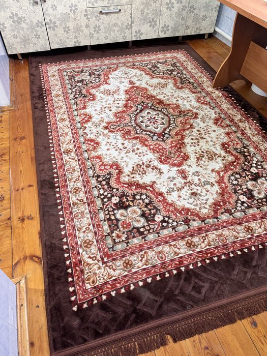 Кілемдер, әр түрлі размерде, Түркістан қаласында