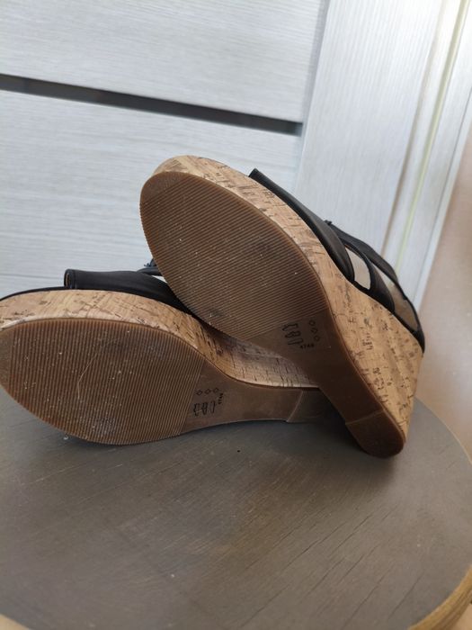 Стильные босоножки на танкетке