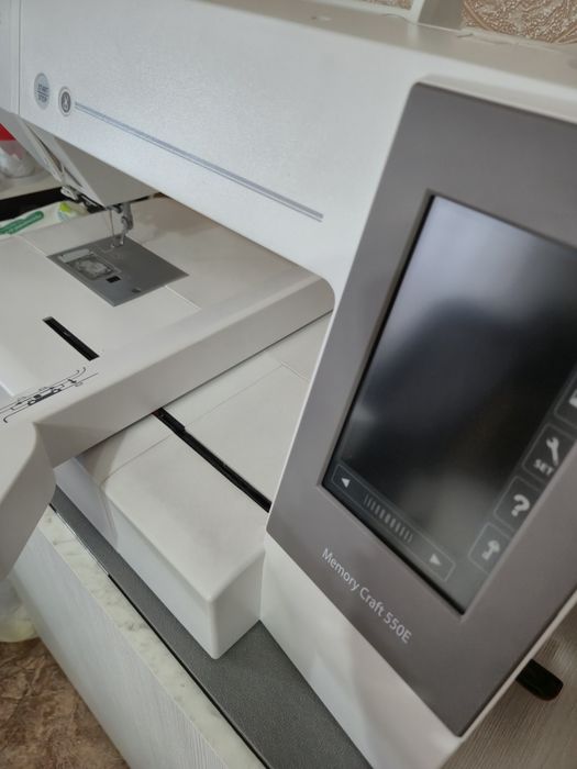 Продам вышивальную машину Janome 550e