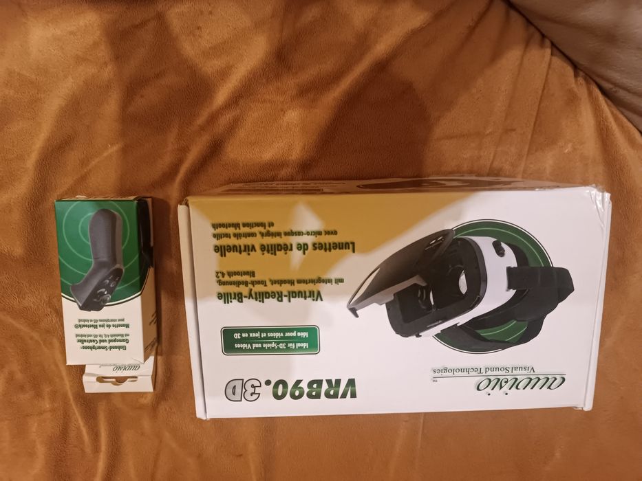 Vând ochelari de realitate virtuală cu telecomanda care se conectează prin Bluetooth . Ochelari au și căști