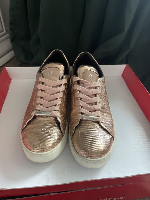 Cruyff спорни маратонки