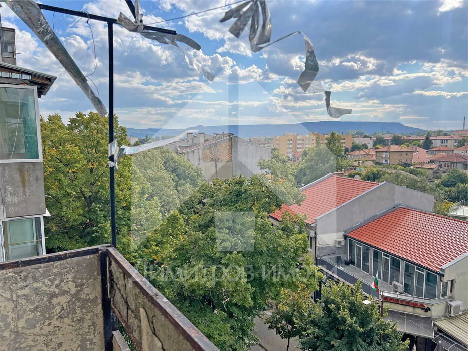 Продава се 65 кв.м. двустаен запазен апартамент ЦЕНТЪР гр. Нови пазар