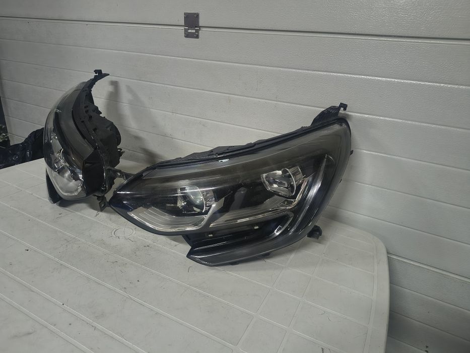Far Stânga  Dreapta Renault Megane 4 (Halogen + LED) cod 260602792R / 260108478R