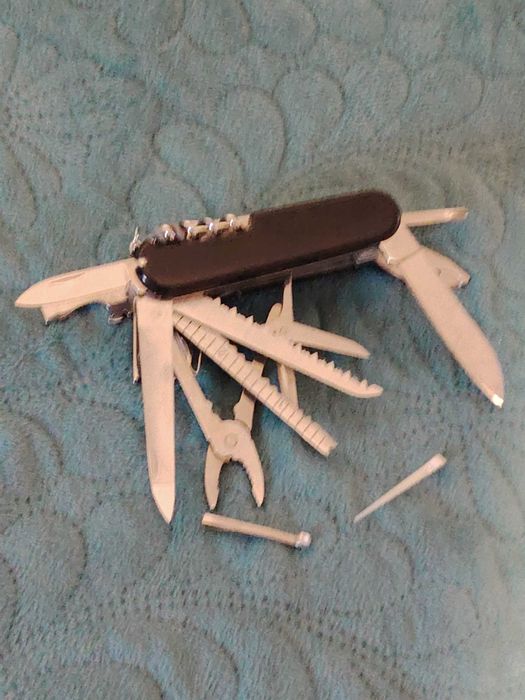 Briceag inox multi functional cu 13 utilitati