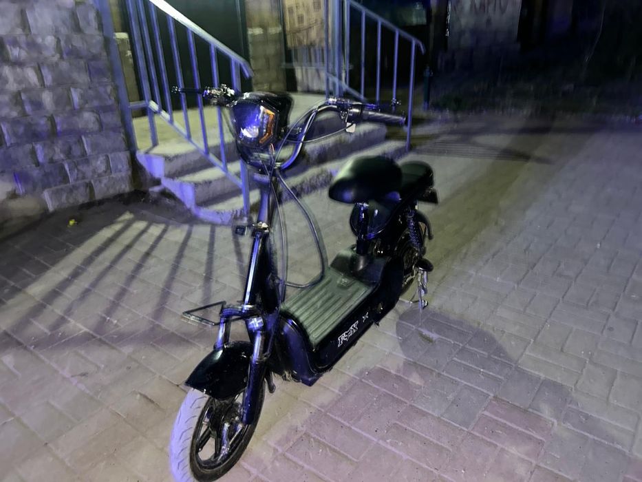 Продам скутер Ск8