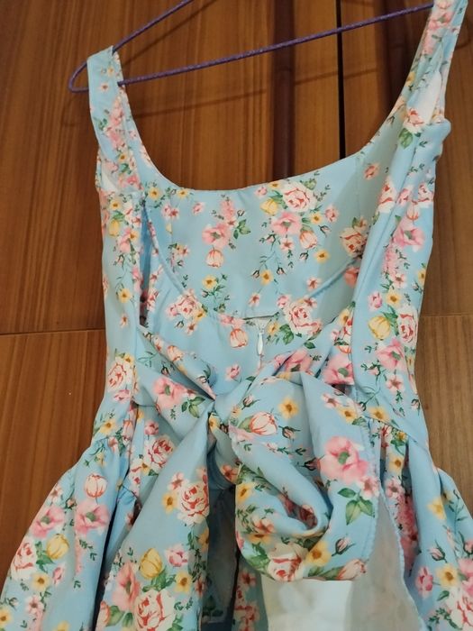 Продавам ефирна и стилна рокля