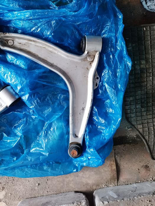 Рычаги передние (правый,левый)