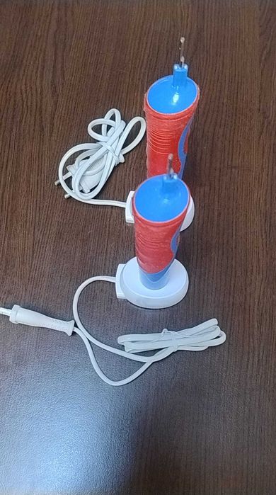 4 periuțe electrice pentru copii/adulți Braun Oral B și 2 încărcătoare