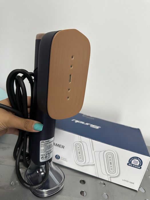 Aparat de calcat vertical cu abur portabil