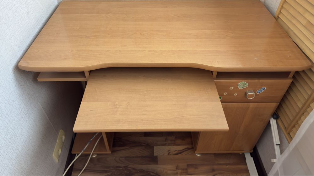 Письменый стол, в хорошем состоянии