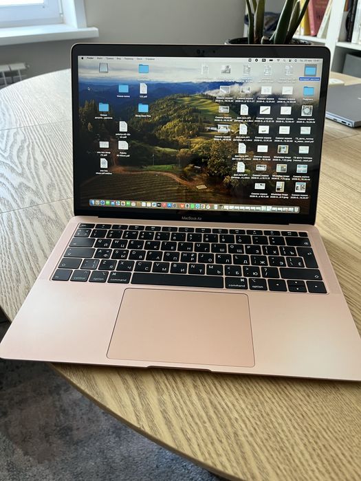 Продам Мак бук Macbook 2018 года
