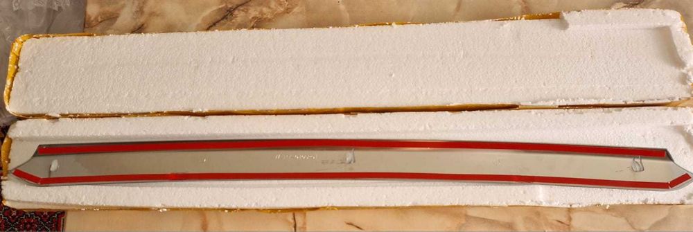 накладка на капот автомобиля