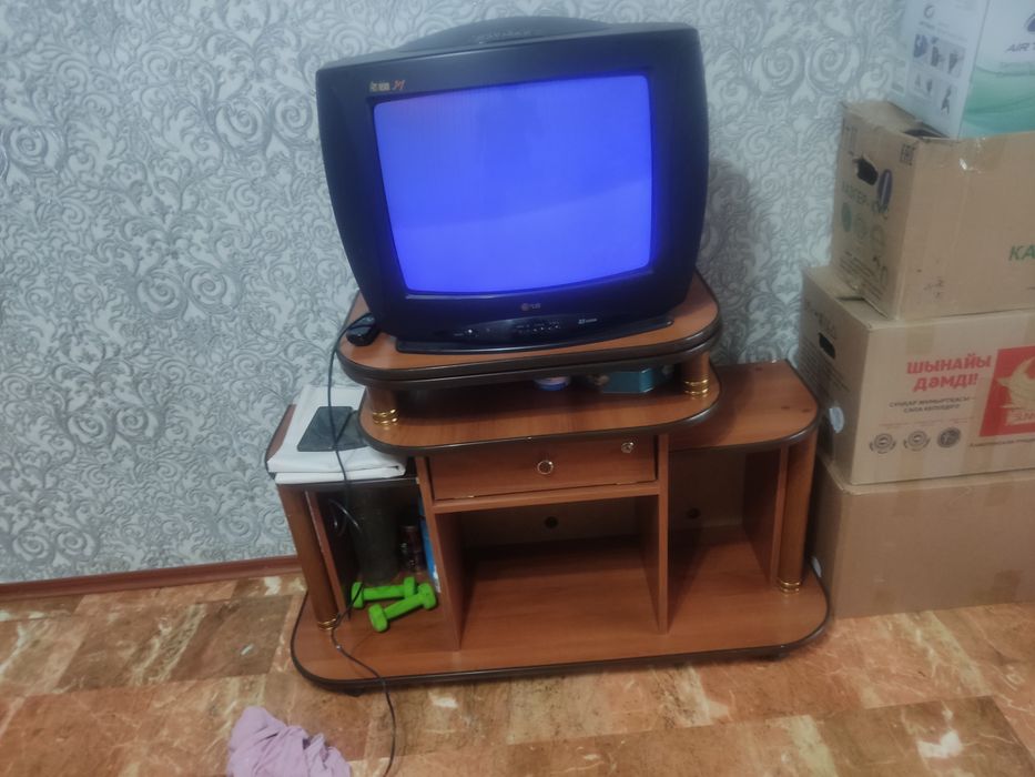 продам телевизор с подставкой