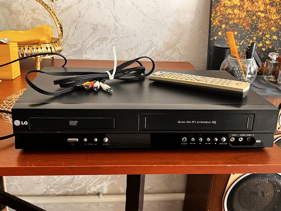 Комбоплеер LG (видеокасеты и диски)