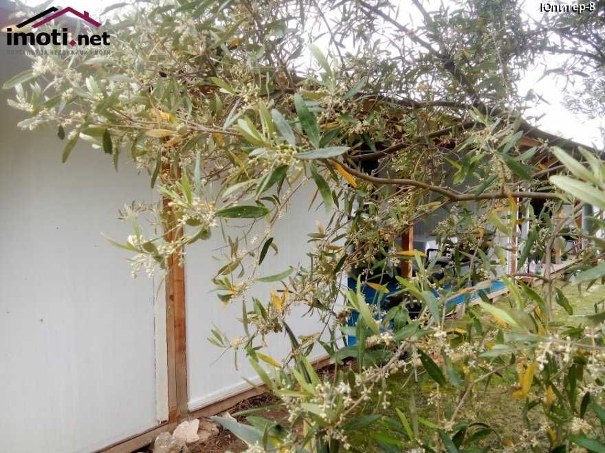 Продава бунгало с веранда в Кариани до брега.