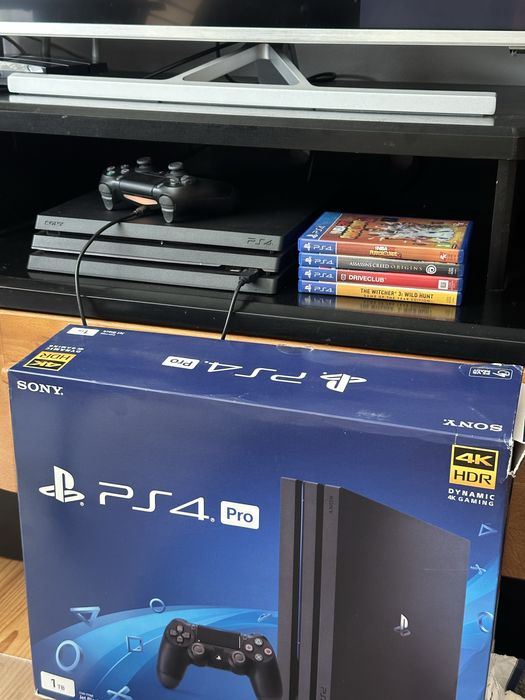 PS4 Pro 1TB impecabil + 1 Controller + 4 Jocuri (Witcher 3, Driveclub)
