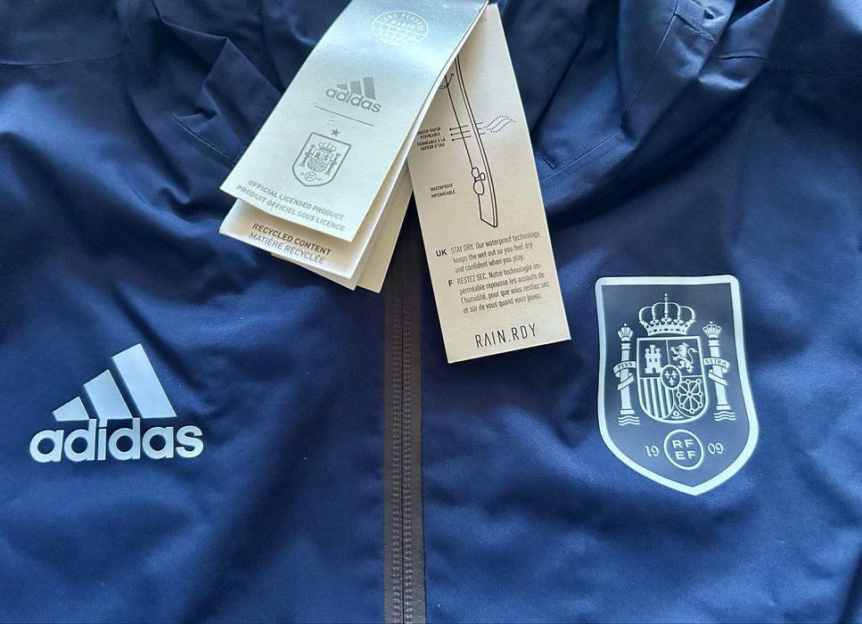 Яке Adidas x Spain ветроустойчиво и водоустойчиво