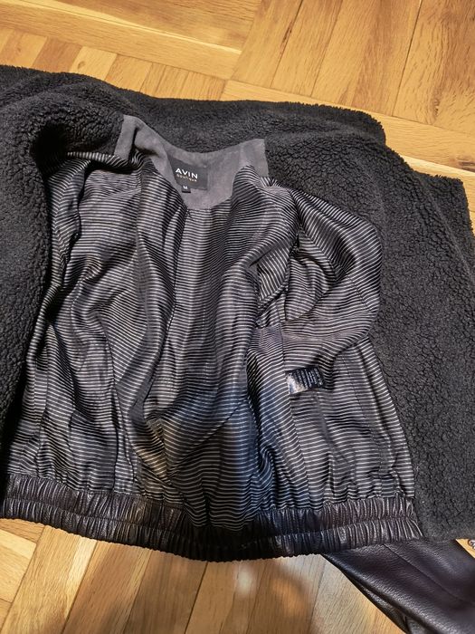 Много късо кожено яке