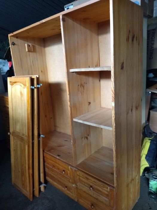 Трикрилен гардероб масивно дърво и скрин