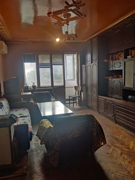 Продавам кооперация  4+1 с гараж, таванска стая и дворно място .Спешно