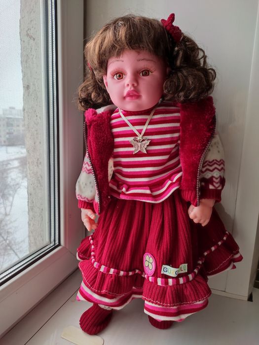 Кукла в красном наряде.