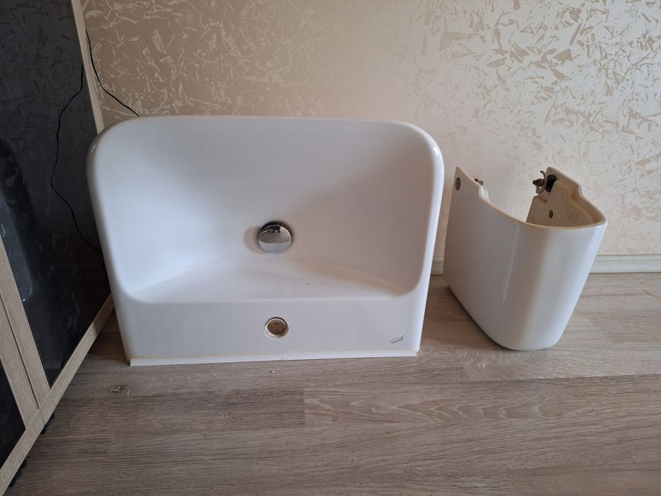 Lavoar in perete cu baterie si scurgere