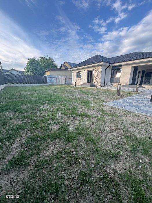 Casa De vanzare In Hemeiusi  Langa Scoala supermarchet , Farmacie