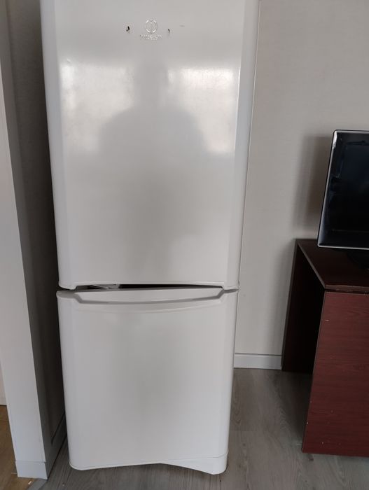 Продам Холодильник "Индезит + в подарок Телевизор "Tahiba""т