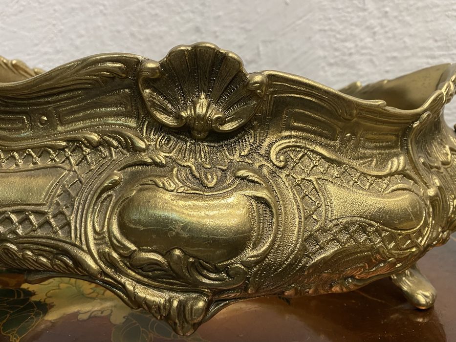 Голяма френска кашпа от масивен месинг барок