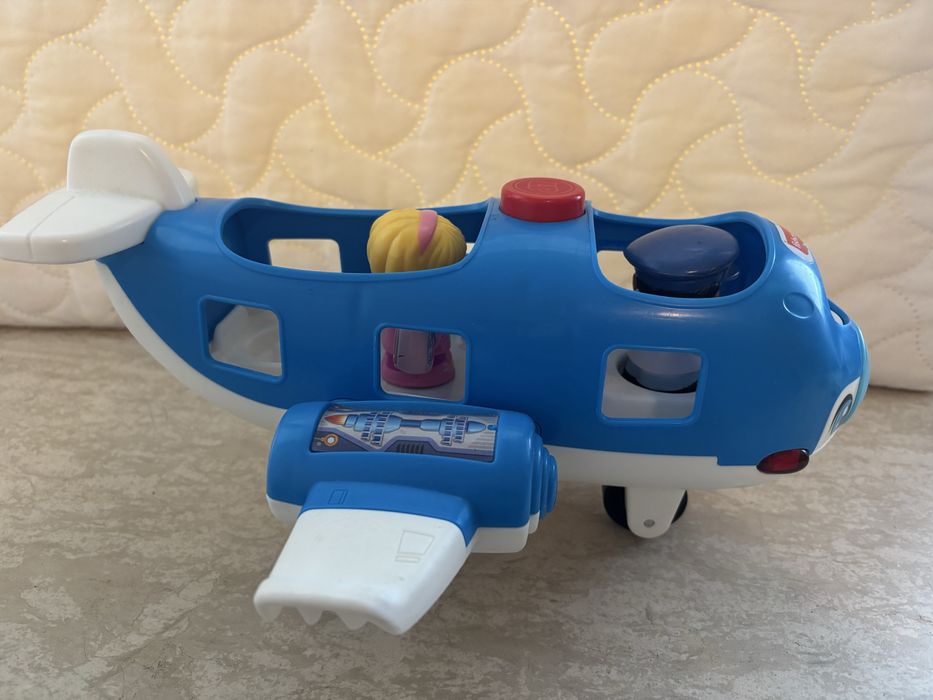 Fisher-Price Little People интерактивен самолет с пилот и стюардеса