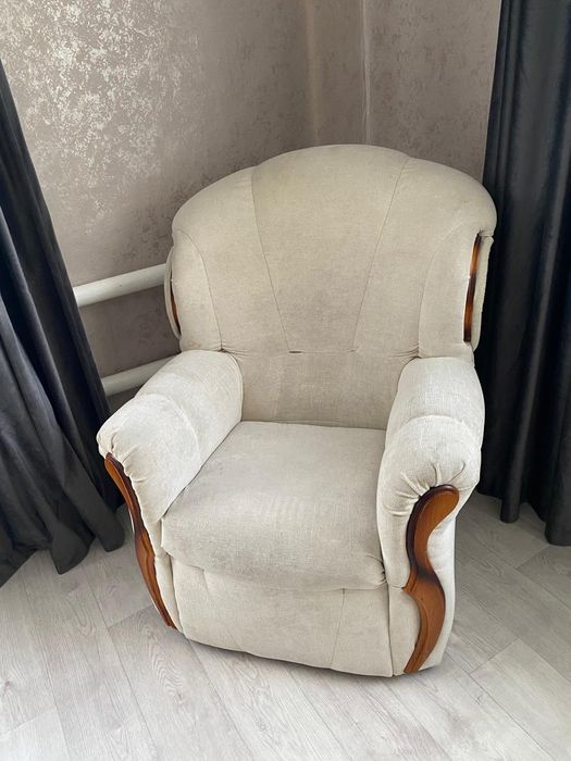 Продам угловой диван с креслом