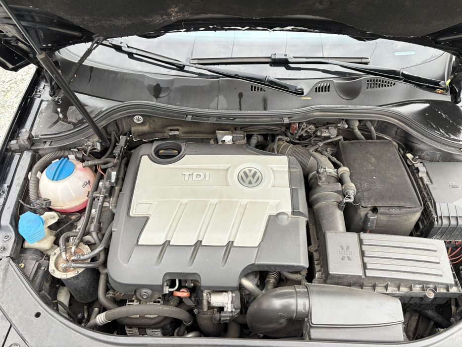 Momentan masina are numere negre Vw passat 2.0l 140 cp , cutie automata , dotari full tot ce se putea pune pana la anuk ei