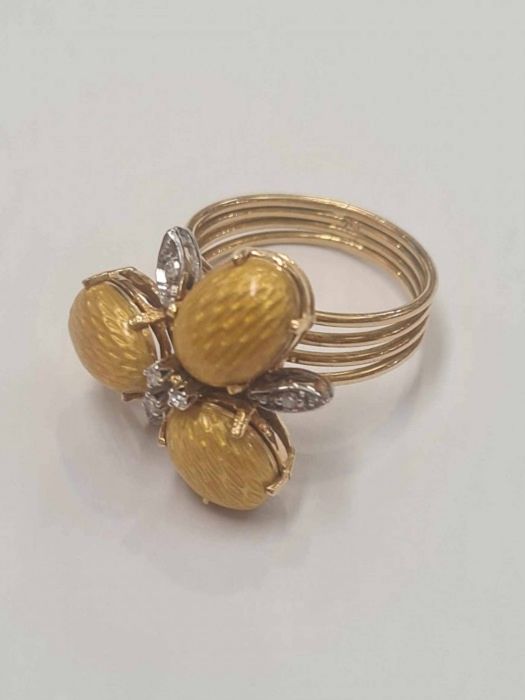 Set brosa si inel din aur galben si alb 18k cu diamante naturale si