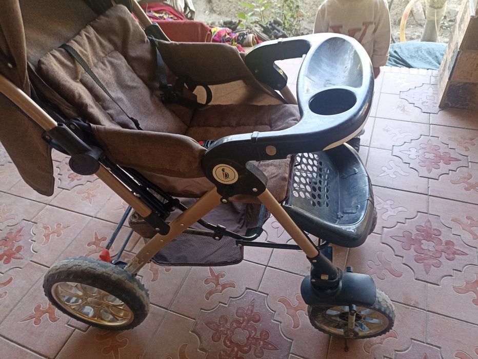 Bolalar aravachasi sotiladi kamchiligi bor ozgina telefon uchun pastda