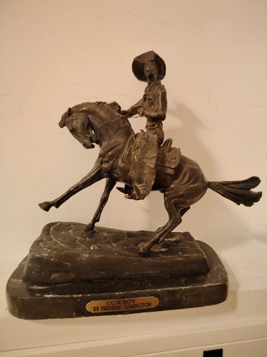 Superbă sculptură realizată din bronz masiv pe soclu de marmură reprez