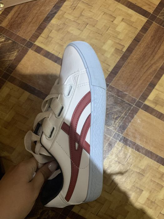 Белые кроссовки