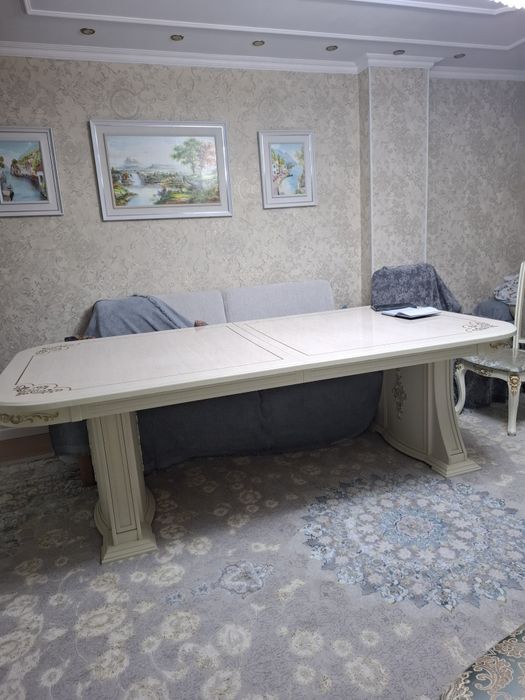 Продам стол для гостиной