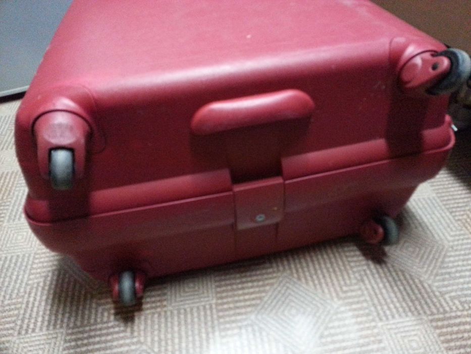 Продавам марков куфар EMINENT на колелца с код за заключване