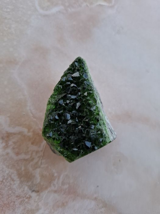 Cluster cristal verde geoda verde cu inaltimea de 6 cm