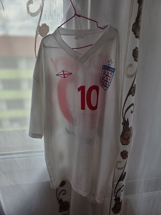 Vând tricouri de fotbal