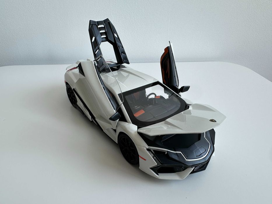 Macheta auto Lamborghini Revuelto 1/24