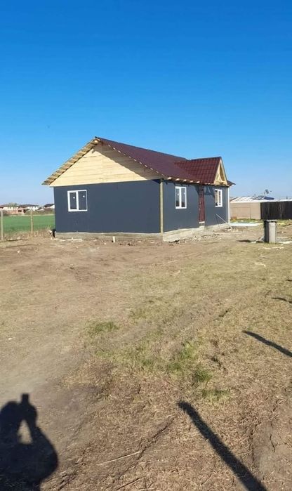 Containere modulare pe structură metalică rezistentă și invelite cu panou sandwich termoizolant,