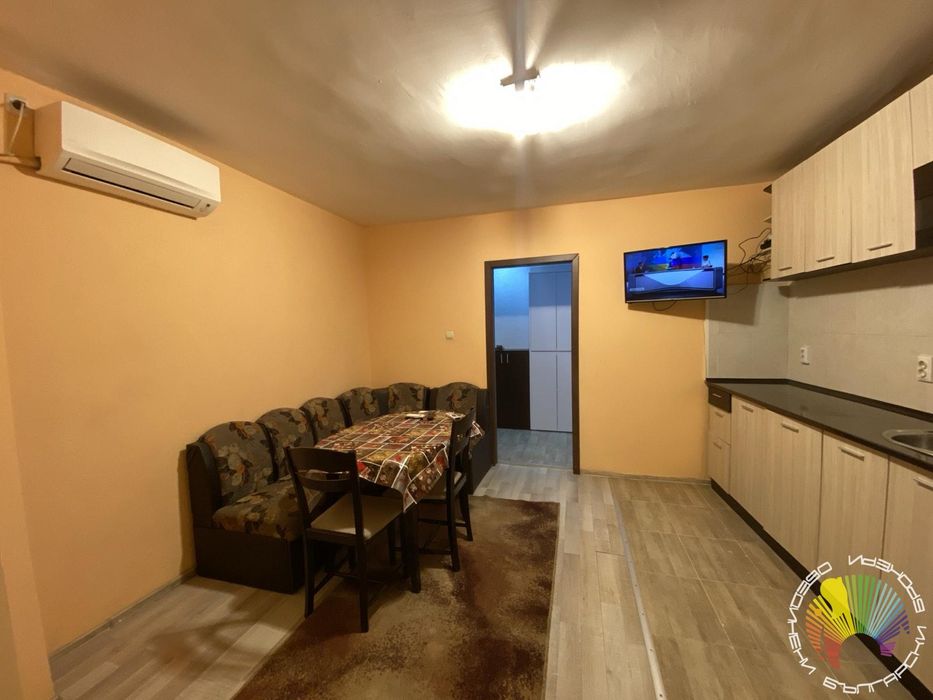 Дава се под наем Тристаен апартамент в Бургас, Център - 75 кв.м за 408 € - Снимка #2